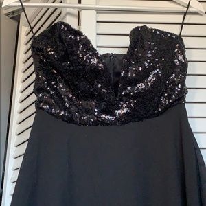 STRAPLESS!!! V-neck super cute Tobi party dress.